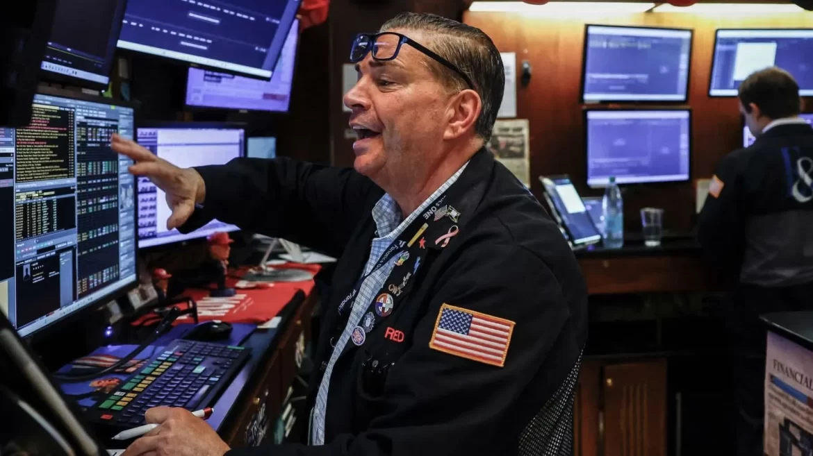 Tech Rebound Lifts Wall Street While Global Markets Remain Divided